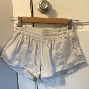 Lululemon Hotty Hot Low-Rise Lined Short 2.5", size 0 in the color white